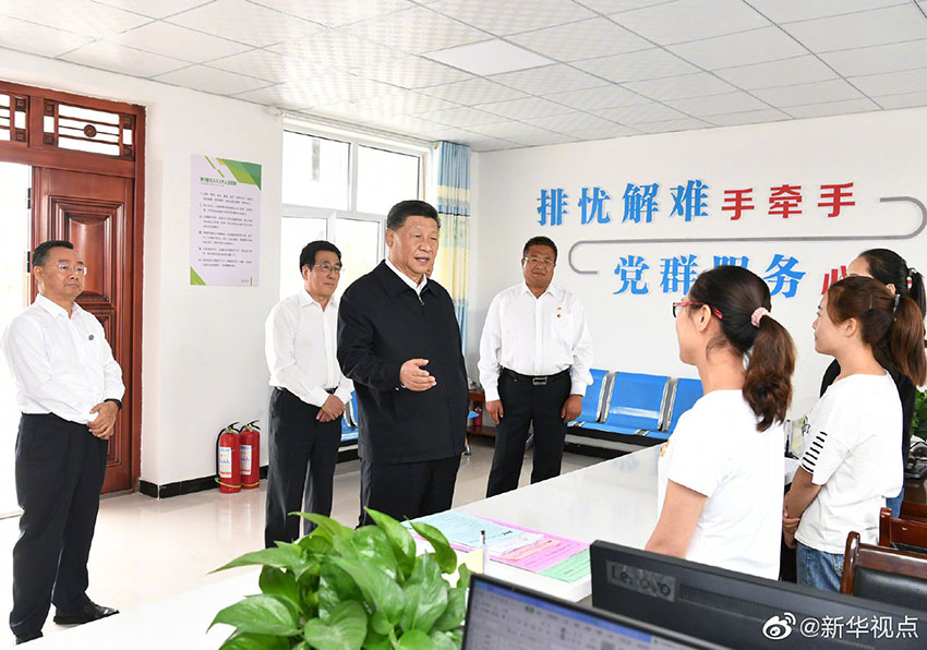 8月19日至22日，中共中央總書記、國家主席、中央軍委主席習近平在甘肅考察。這是21日上午，習近平在武威市古浪縣黃花灘生態(tài)移民區(qū)富民新村黨群服務中心考察。 新華社記者 謝環(huán)馳 攝