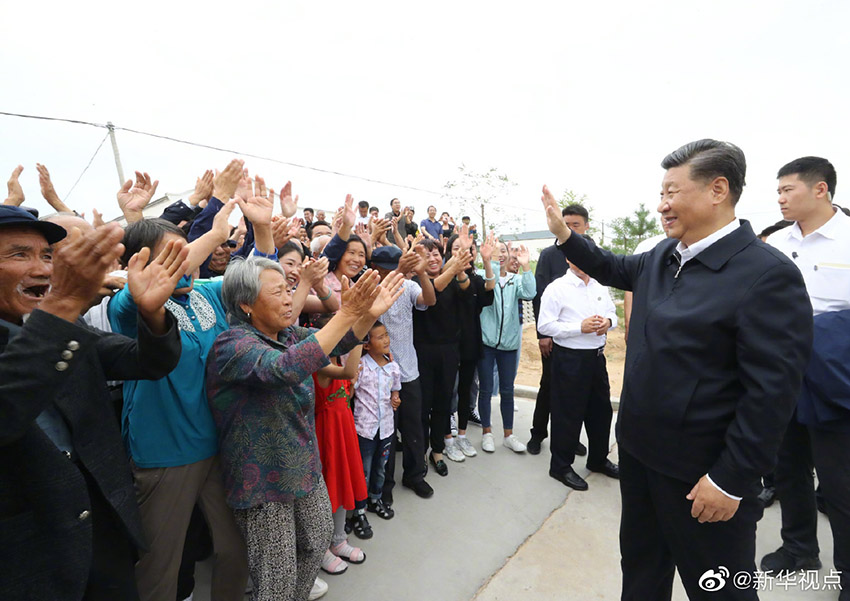 8月21日，中共中央總書記、國家主席、中央軍委主席習(xí)近平繼續(xù)在甘肅考察。這是習(xí)近平來到武威市古浪縣黃花灘生態(tài)移民區(qū)富民新村，了解易地搬遷群眾生產(chǎn)生活及脫貧致富情況。 新華社記者 鞠鵬 攝