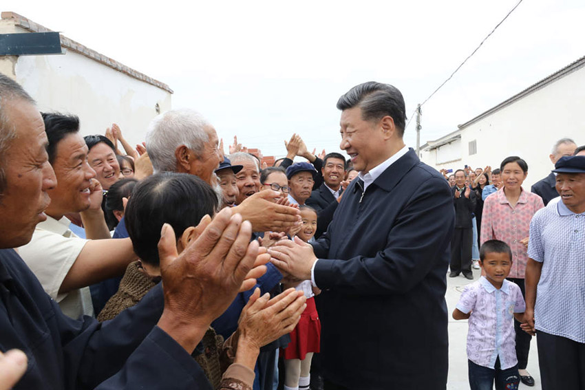 8月19日至22日，中共中央總書記、國家主席、中央軍委主席習(xí)近平在甘肅考察。這是21日上午，習(xí)近平在武威市古浪縣黃花灘生態(tài)移民區(qū)富民新村同村民親切交談。 新華社記者 鞠鵬 攝