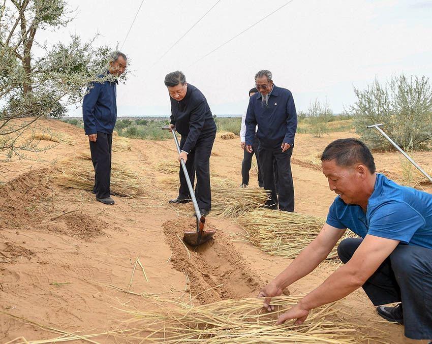 8月21日，中共中央總書記、國家主席、中央軍委主席習近平繼續(xù)在甘肅考察。這是習近平來到武威市古浪縣八步沙林場，實地察看當?shù)刂紊吃炝?、生態(tài)保護等情況。 新華社記者 謝環(huán)馳 攝