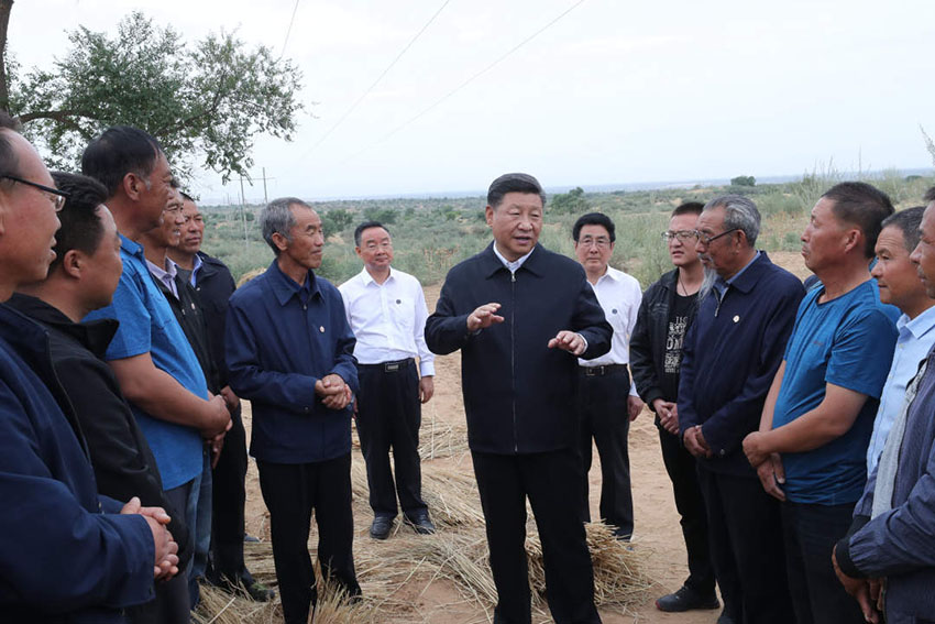 8月19日至22日，中共中央總書記、國(guó)家主席、中央軍委主席習(xí)近平在甘肅考察。這是21日上午，習(xí)近平在武威市古浪縣八步沙林場(chǎng)同“六老漢”代表及林場(chǎng)職工親切交談。 新華社記者 鞠鵬 攝