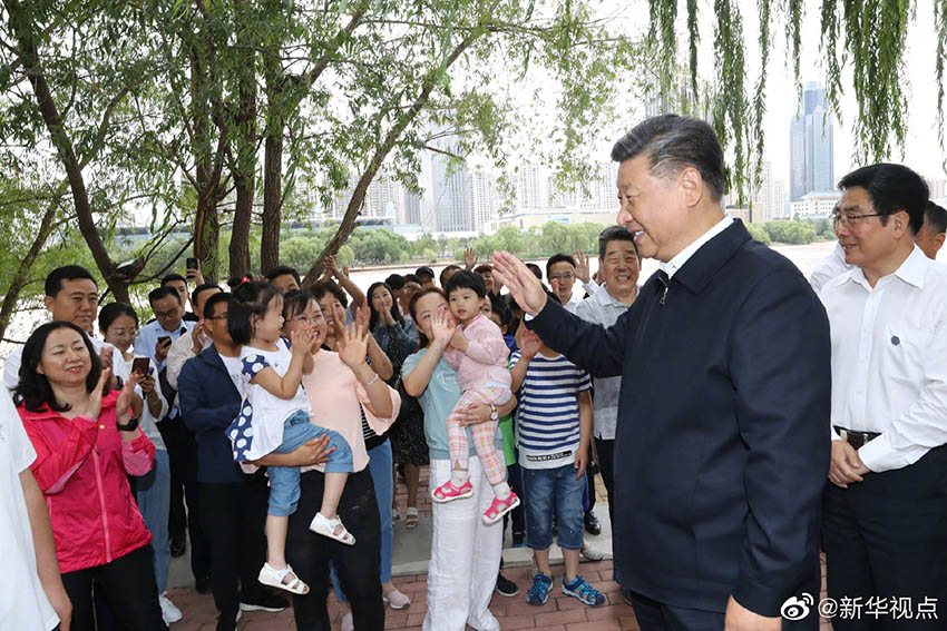 8月19日至22日，中共中央總書記、國家主席、中央軍委主席習近平在甘肅考察。這是21日下午，習近平在蘭州市黃河治理蘭鐵泵站項目點同正在休閑的群眾親切交談。 新華社記者 鞠鵬 攝