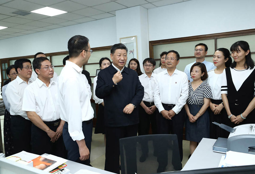 8月19日至22日，中共中央總書記、國家主席、中央軍委主席習(xí)近平在甘肅考察。這是21日下午，習(xí)近平在《讀者》編輯部同工作人員交流，勉勵他們?yōu)槿嗣裉峁└鄡?yōu)秀精神食糧。 新華社記者 鞠鵬 攝