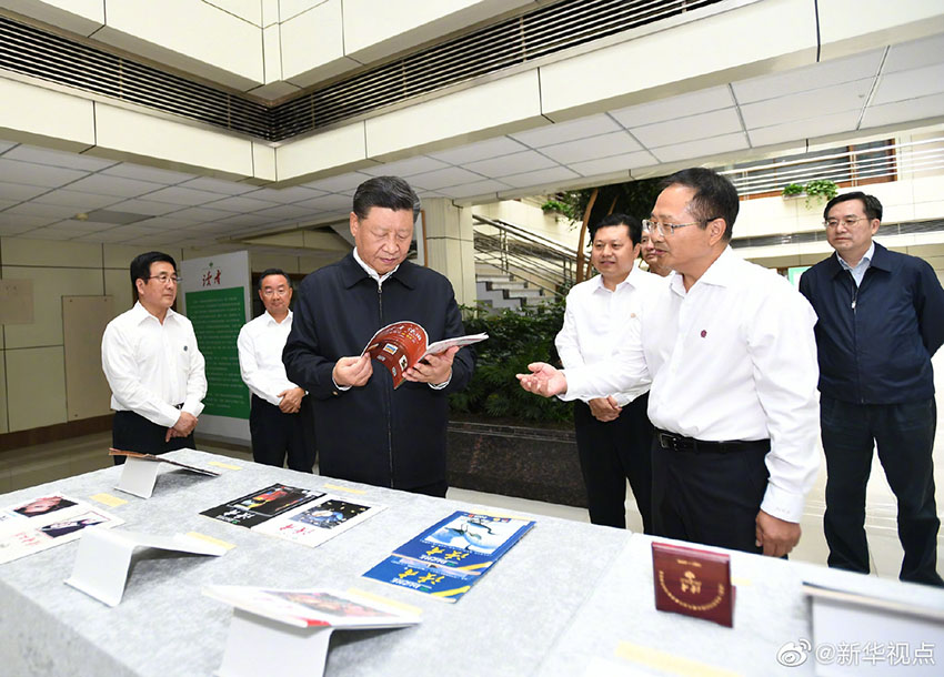 8月19日至22日，中共中央總書記、國家主席、中央軍委主席習(xí)近平在甘肅考察。這是21日下午，習(xí)近平在讀者出版集團(tuán)有限公司考察。 新華社記者 謝環(huán)馳 攝