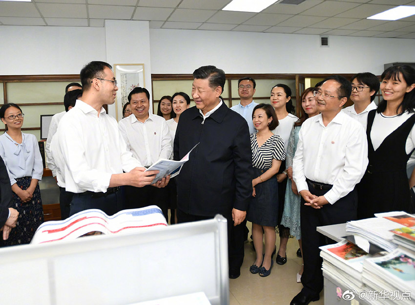 8月21日下午，中共中央總書(shū)記、國(guó)家主席、中央軍委主席習(xí)近平在甘肅省蘭州市讀者出版集團(tuán)有限公司考察調(diào)研。 新華社記者 謝環(huán)馳 攝