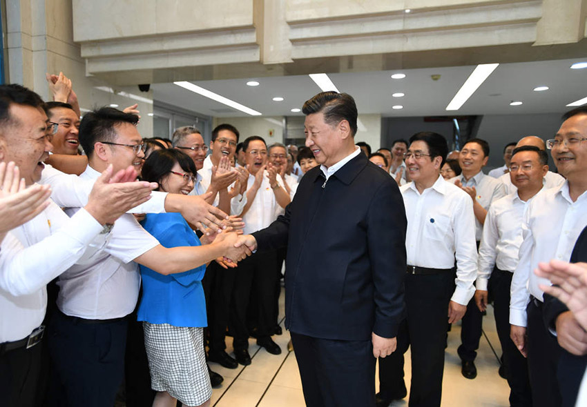 8月21日下午，正在甘肅考察的中共中央總書記、國家主席、中央軍委主席習近平來到位於蘭州市區(qū)的讀者出版集團有限公司，了解企業(yè)歷史沿革、出版發(fā)行、經(jīng)營管理等情況，看望《讀者》編輯部工作人員。 新華社記者 謝環(huán)馳 攝