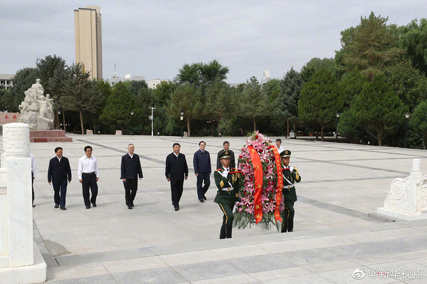 8月19日至22日，中共中央總書記、國家主席、中央軍委主席習近平在甘肅考察。這是20日上午，習近平來到張掖市高臺縣，瞻仰中國工農(nóng)紅軍西路軍紀念碑，向革命先烈敬獻花籃。 新華社記者 鞠鵬 攝