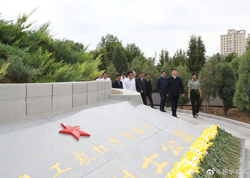 8月20日上午，中共中央總書記、國(guó)家主席、中央軍委主席習(xí)近平來(lái)到甘肅省張掖市高臺(tái)縣，瞻仰中國(guó)工農(nóng)紅軍西路軍紀(jì)念碑和陣亡烈士公墓，向西路軍革命先烈敬獻(xiàn)花籃，並參觀了中國(guó)工農(nóng)紅軍西路軍紀(jì)念館。 新華社記者 鞠鵬 攝