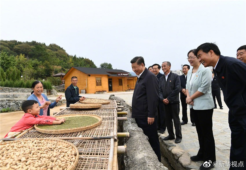 9月16日，中共中央總書記、國家主席、中央軍委主席習近平來到河南省新縣田鋪鄉(xiāng)田鋪大塆，了解這裡依托紅色旅游資源，打造創(chuàng)客小鎮(zhèn)、發(fā)展鄉(xiāng)村旅游業(yè)、推動鄉(xiāng)村振興等情況。 新華社記者 謝環(huán)馳 攝