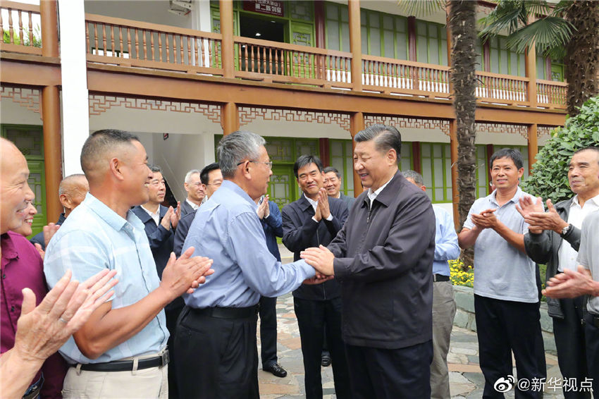 9月16日，中共中央總書記、國家主席、中央軍委主席習近平在河南省考察調(diào)研。這是習近平參觀位於新縣的鄂豫皖蘇區(qū)首府革命博物館，並看望當?shù)丶t軍后代、烈士家屬代表。 新華社記者 鞠鵬 攝