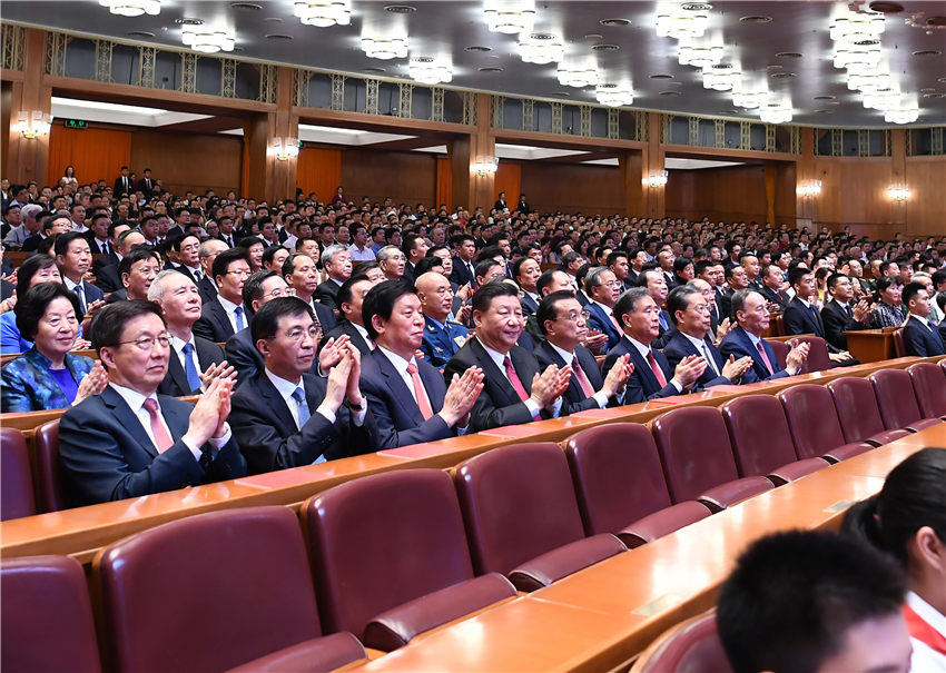 9月29日，慶祝中華人民共和國成立70周年大型文藝晚會《奮斗吧 中華兒女》在北京人民大會堂舉行。習(xí)近平、李克強(qiáng)、栗戰(zhàn)書、汪洋、王滬寧、趙樂際、韓正、王岐山等黨和國家領(lǐng)導(dǎo)人同4000多名觀眾一起觀看演出。 新華社記者 謝環(huán)馳 攝