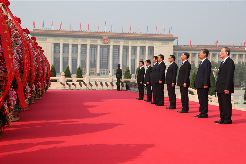 9月30日上午，習(xí)近平、李克強(qiáng)、栗戰(zhàn)書、汪洋、王滬寧、趙樂際、韓正、王岐山等黨和國家領(lǐng)導(dǎo)人來到北京天安門廣場，出席烈士紀(jì)念日向人民英雄敬獻(xiàn)花籃儀式。 新華社記者 姚大偉 攝