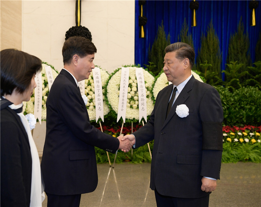 10月17日，丁石孫同志遺體在北京八寶山革命公墓火化。習(xí)近平、李克強(qiáng)、栗戰(zhàn)書、汪洋、王滬寧、趙樂際、韓正、王岐山等前往八寶山送別。這是習(xí)近平與丁石孫親屬握手，表示深切慰問。 新華社記者 李學(xué)仁 攝