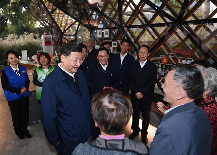 11月2日至3日，中共中央總書記、國家主席、中央軍委主席習(xí)近平在上?？疾?。這是2日下午，習(xí)近平在楊浦區(qū)濱江公共空間楊樹浦水廠濱江段人人屋黨群服務(wù)站，同服務(wù)站工作人員和居民交談，了解基層黨建和公共服務(wù)情況。 新華社記者 謝環(huán)馳 攝