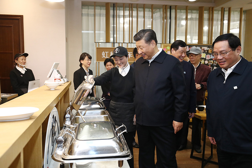 11月2日至3日，中共中央總書記、國(guó)家主席、中央軍委主席習(xí)近平在上海考察。這是2日下午，習(xí)近平在長(zhǎng)寧區(qū)虹橋街道古北市民中心老年助餐點(diǎn)考察，了解社區(qū)養(yǎng)老等便民服務(wù)情況。 新華社記者 鞠鵬 攝