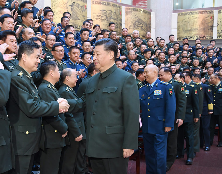 11月27日上午，全軍院校長(zhǎng)集訓(xùn)在國(guó)防大學(xué)開班。中共中央總書記、國(guó)家主席、中央軍委主席習(xí)近平出席開班式並發(fā)表重要講話，代表黨中央和中央軍委，向全軍院校長(zhǎng)和軍事教育戰(zhàn)線的同志們致以誠(chéng)摯問候。這是習(xí)近平親切接見集訓(xùn)班全體學(xué)員。 新華社記者 李剛 攝