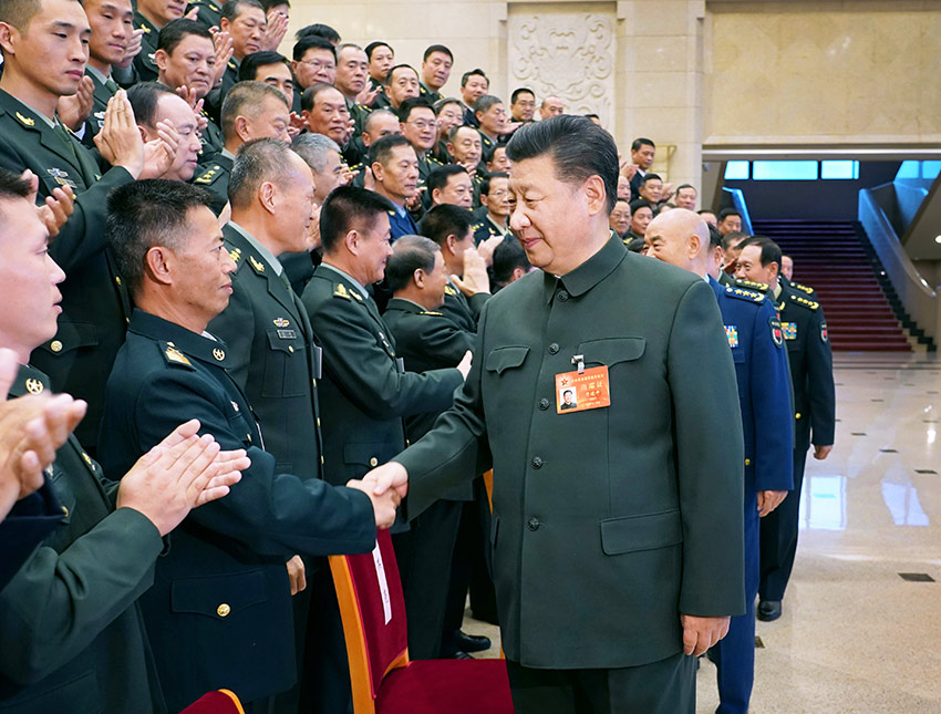 11月8日至10日，中央軍委基層建設(shè)會議在北京召開。中共中央總書記、國家主席、中央軍委主席習(xí)近平出席會議並發(fā)表重要講話。這是習(xí)近平親切接見會議代表。 新華社記者 李剛 攝