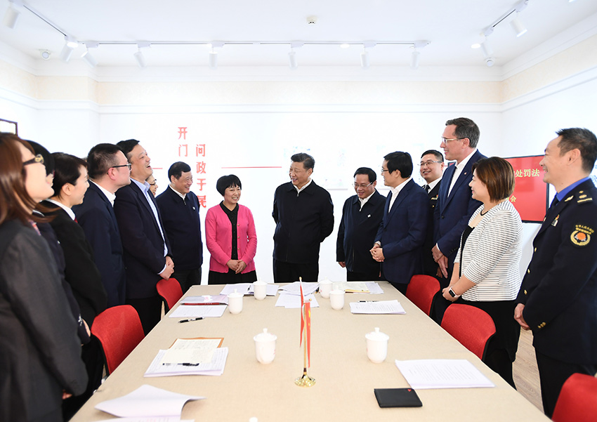 11月2日至3日，中共中央總書(shū)記、國(guó)家主席、中央軍委主席習(xí)近平在上海考察。這是2日下午，習(xí)近平在長(zhǎng)寧區(qū)虹橋街道古北市民中心，同正在參加立法意見(jiàn)征詢的社區(qū)居民代表親切交流。 新華社記者 謝環(huán)馳 攝