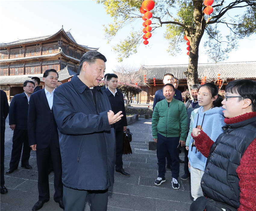 1月19日下午，正在雲(yún)南考察的中共中央總書記、國家主席、中央軍委主席習近平來到和順古鎮(zhèn)，了解絲綢古道交往、歷史文化傳承和生態(tài)環(huán)境保護等情況。新華社記者 謝環(huán)馳 攝