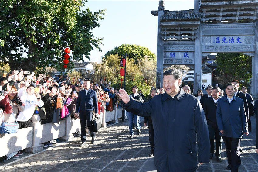 1月19日至21日，中共中央總書記、國家主席、中央軍委主席習(xí)近平來到雲(yún)南，看望慰問各族干部群眾，向全國人民致以新春祝福。這是19日下午，習(xí)近平在和順古鎮(zhèn)考察調(diào)研時向游客和村民揮手致意，給大家拜年。新華社記者 謝環(huán)馳 攝