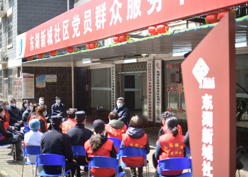 3月10日中午，離開火神山醫(yī)院，習(xí)近平趕赴武漢市東湖新城社區(qū)，看望居家隔離的社區(qū)群眾，實地了解社區(qū)疫情防控、群眾生活保障等情況，對社區(qū)群眾和防控一線工作人員表示慰問和感謝。（文字：張曉鬆、朱基釵  攝影：鞠鵬、龐興雷、謝環(huán)馳）