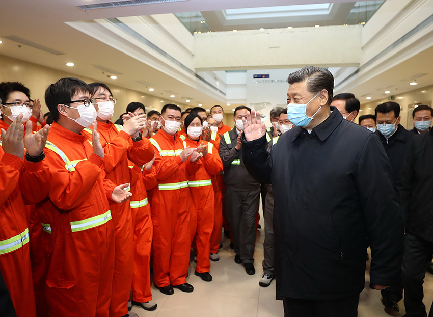 3月29日，中共中央總書記、國家主席、中央軍委主席習近平在浙江考察調研。這是習近平在寧波舟山港穿山港區(qū)碼頭了解港口復工復產情況。 新華社記者 鞠鵬 攝