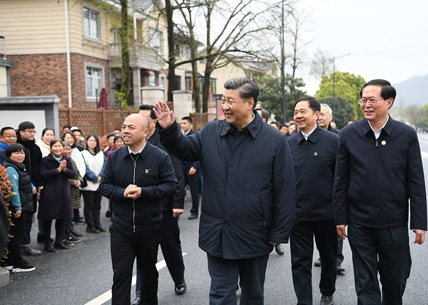 3月30日，中共中央總書記、國家主席、中央軍委主席習(xí)近平在浙江省安吉縣天荒坪鎮(zhèn)余村考察，了解該村多年來踐行“綠水青山就是金山銀山”理念、推動(dòng)綠色發(fā)展發(fā)生的巨大變化。 新華社記者 燕雁 攝