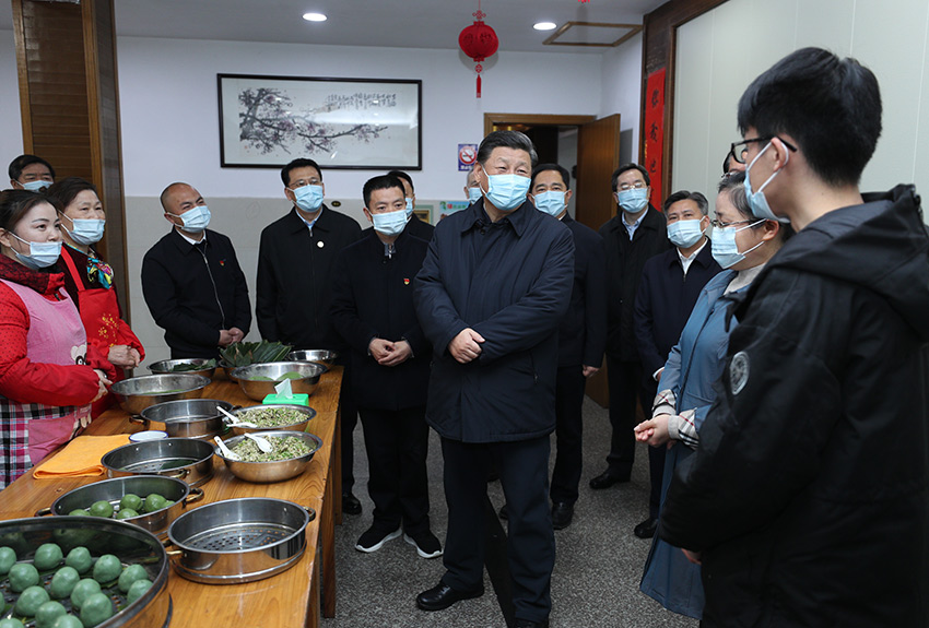 3月30日，中共中央總書記、國家主席、中央軍委主席習(xí)近平在浙江省安吉縣天荒坪鎮(zhèn)余村考察，同村民們親切交談，了解該村多年來踐行“綠水青山就是金山銀山”理念、推動綠色發(fā)展發(fā)生的巨大變化。 新華社記者 鞠鵬 攝