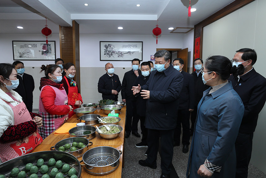 3月30日，中共中央總書記、國家主席、中央軍委主席習(xí)近平在浙江省安吉縣天荒坪鎮(zhèn)余村考察，同村民們親切交談，了解該村多年來踐行“綠水青山就是金山銀山”理念、推動綠色發(fā)展發(fā)生的巨大變化。 新華社記者 鞠鵬 攝