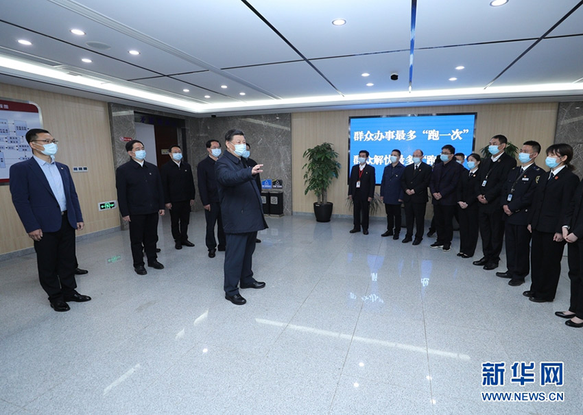 3月30日，中共中央總書記、國家主席、中央軍委主席習近平在浙江省安吉縣考察。這是習近平在安吉縣社會矛盾糾紛調(diào)處化解中心調(diào)研，了解基層矛盾糾紛調(diào)解工作情況。 新華社記者 鞠鵬 攝