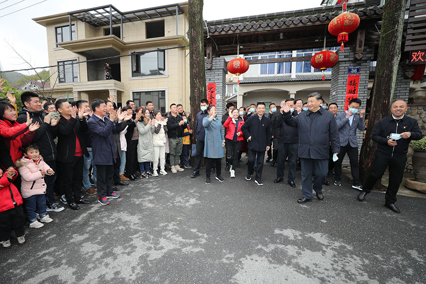 3月30日，中共中央總書記、國家主席、中央軍委主席習近平在浙江省安吉縣天荒坪鎮(zhèn)余村考察，同村民們親切交談，了解該村多年來踐行“綠水青山就是金山銀山”理念、推動綠色發(fā)展發(fā)生的巨大變化。 新華社記者 鞠鵬 攝