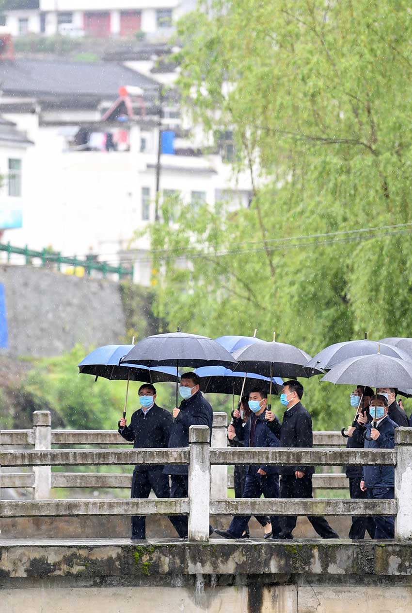 習近平總書記21日來到陝西省安康市平利縣老縣鎮(zhèn)，在錦屏社區(qū)、鎮(zhèn)衛(wèi)生院、中心小學和茶園考察當?shù)孛撠毠缘惹闆r。（文字記者：張曉鬆 攝影記者：鞠鵬、謝環(huán)馳、燕雁、翟健嵐）