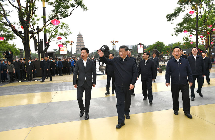 4月20日至23日，中共中央總書記、國家主席、中央軍委主席習(xí)近平在陝西考察。這是4月22日，習(xí)近平在西安大唐不夜城步行街考察時，向游客揮手致意。新華社記者 謝環(huán)馳 攝