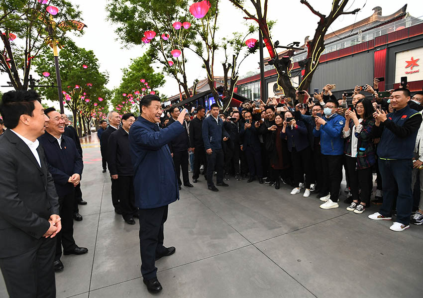 4月20日至23日，中共中央總書記、國家主席、中央軍委主席習(xí)近平在陝西考察。這是4月22日，習(xí)近平在西安大唐不夜城步行街考察時(shí)，向游客揮手致意。新華社記者 謝環(huán)馳 攝