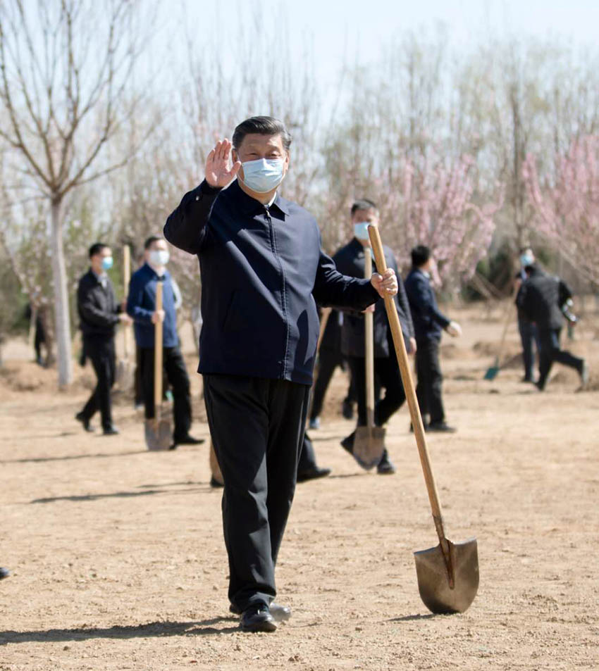 4月3日，黨和國家領導人習近平、李克強、栗戰(zhàn)書、汪洋、王滬寧、趙樂際、韓正、王岐山等來到北京市大興區(qū)舊宮鎮(zhèn)參加首都義務植樹活動。這是習近平拿起鐵鍬走向植樹地點，向正在植樹的干部群眾揮手致意。 新華社記者 丁海濤 攝