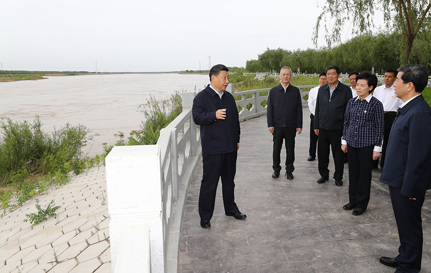 6月8日至10日，中共中央總書記、國家主席、中央軍委主席習近平在寧夏考察。這是6月8日下午，習近平在黃河吳忠濱河大道古城灣砌護段，察看黃河生態(tài)治理保護狀況。 新華社記者 鞠鵬 攝