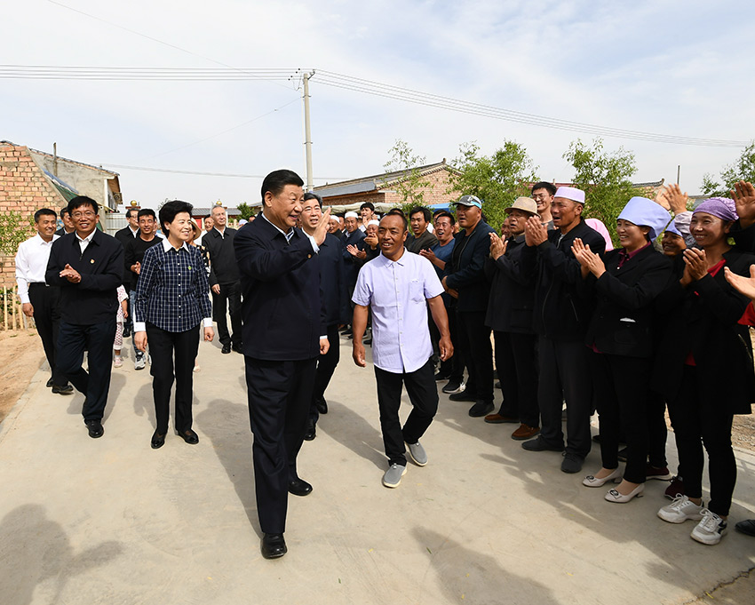 6月8日至10日，中共中央總書記、國家主席、中央軍委主席習近平在寧夏考察。這是6月8日下午，習近平在吳忠市紅寺堡區(qū)紅寺堡鎮(zhèn)弘德村看望移民搬遷群眾，向村民們揮手致意。 新華社記者 謝環(huán)馳 攝