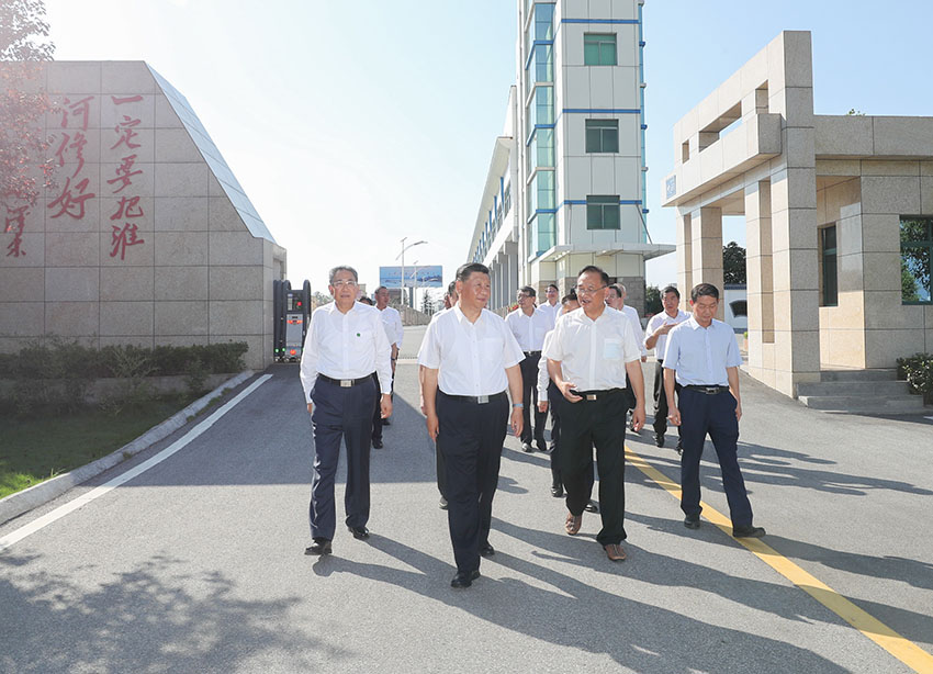 8月18日至21日，中共中央總書記、國(guó)家主席、中央軍委主席習(xí)近平在安徽省考察。這是18日下午，習(xí)近平在阜陽市阜南縣王家壩閘考察，了解安徽省防汛工作及王家壩開閘分洪情況。 新華社記者 王曄 攝