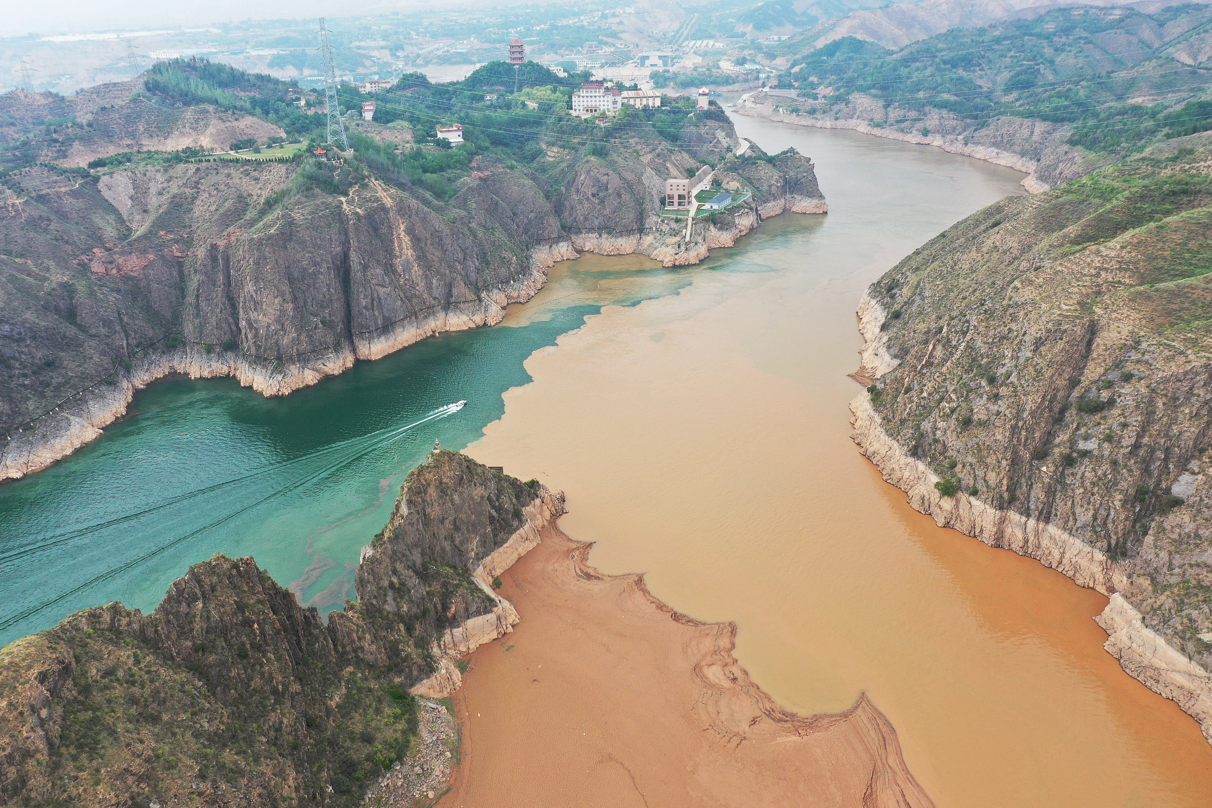 黃河劉家峽水庫現(xiàn)“半江碧水半江渾”景觀