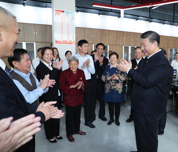 2018年4月24日至28日，中共中央總書記、國家主席、中央軍委主席習近平在湖北考察。這是26日上午，習近平在武漢市青山區(qū)工人村街青和居社區(qū)考察棚戶區(qū)項目建設(shè)和居民生活情況。新華社記者 謝環(huán)馳 攝