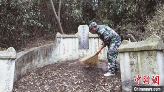 湖南五旬退伍老兵的清明祭奠：為13座烈士墓碑描紅