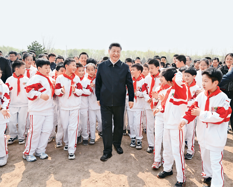 2024年4月3日，黨和國家領導人習近平、李強、趙樂際、王滬寧、蔡奇、丁薛祥、李希、韓正等來到北京市通州區(qū)潞城鎮(zhèn)參加首都義務植樹活動。這是習近平同少先隊員在一起。 新華社記者 李學仁/攝